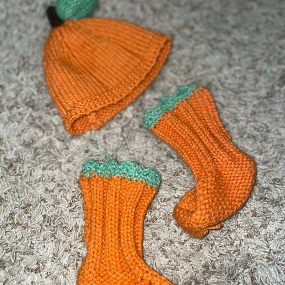 Little Me hat and booties set - pumpkin (0-6mon) - Picture 2 of 3